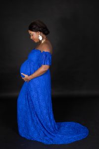 Future maman lors d'une séance photo de grossesse en studio à Pontoise dans le Val-d'Oise (95)