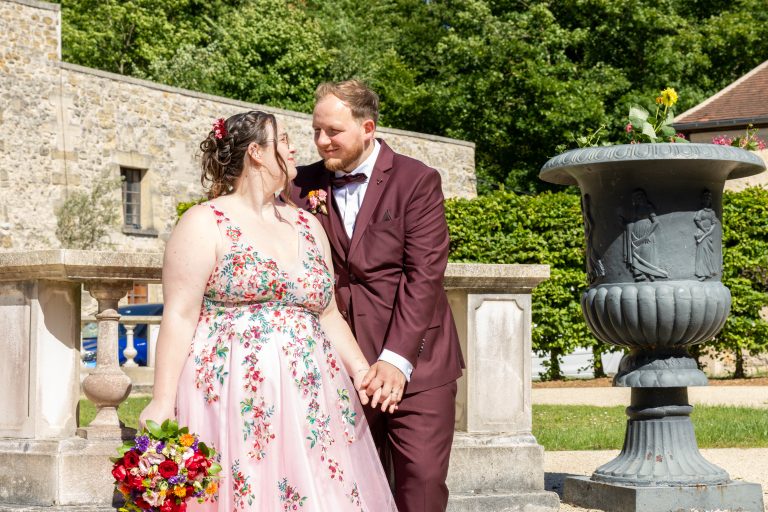 Les mariés échangent un regard rempli d'émotion lors de leur mariage à Osny dans le Val-d'Oise (95)