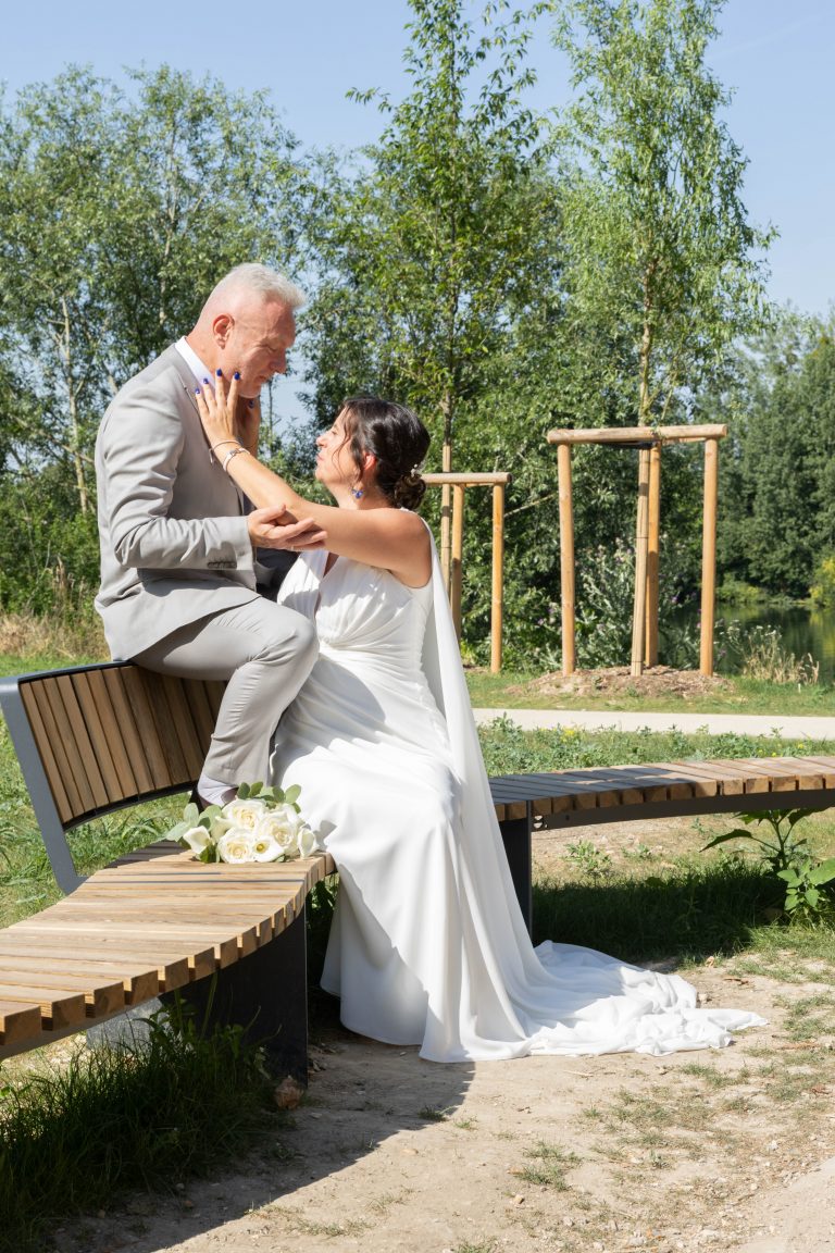 Les jeunes mariés profitent d'un moment de complicité lors de leur mariage à Cormeilles-en-Parisis (95)