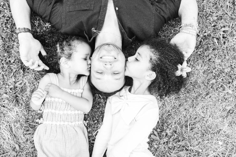 Famille lors d'une séance photo en extérieur à Saint-Ouen-l'Aumône dans le Val-d'Oise, près de Cergy et Pontoise.