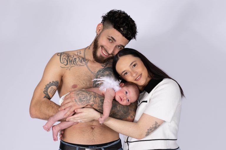 Séance photo famille avec bébé en studio à Osny, près de Cergy et Pontoise, réalisée par Lulu Photography.